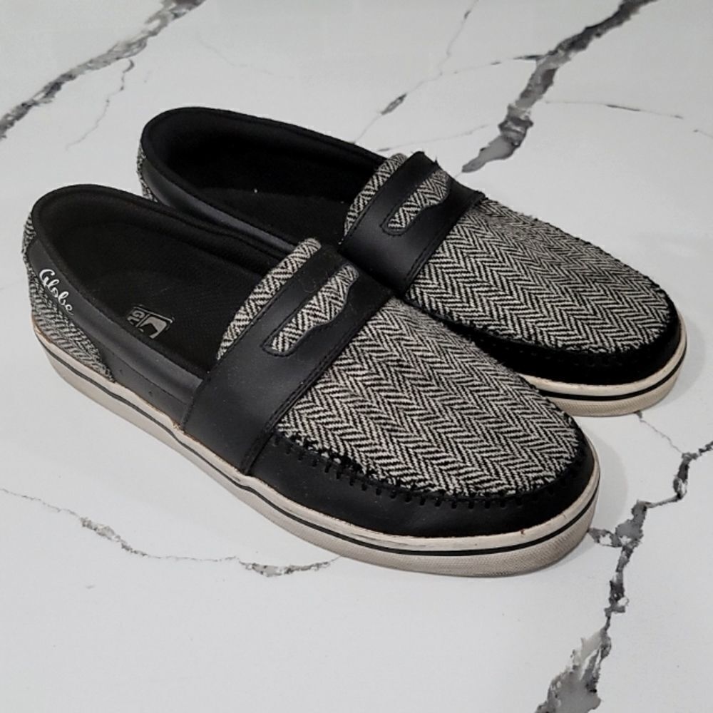Globe chevron pattern mens shoes size 8‎